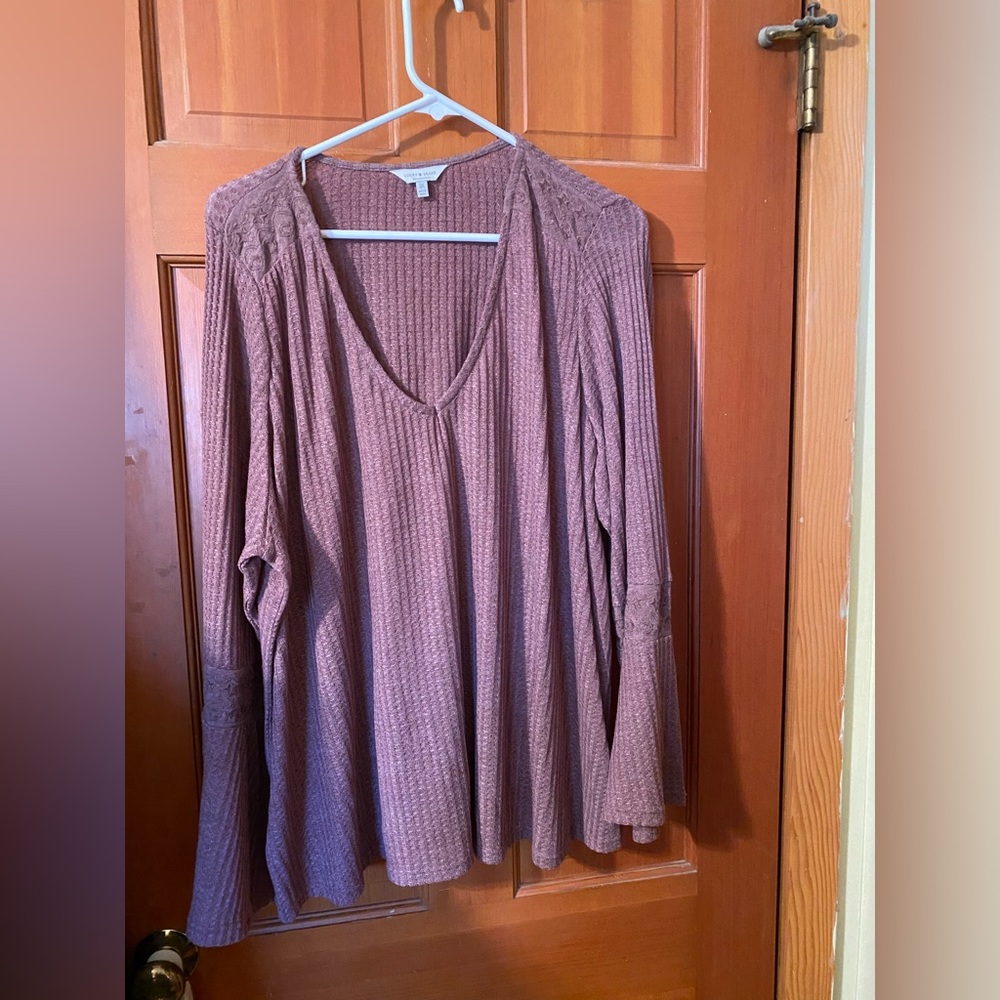 Dress top with decorative sleeves